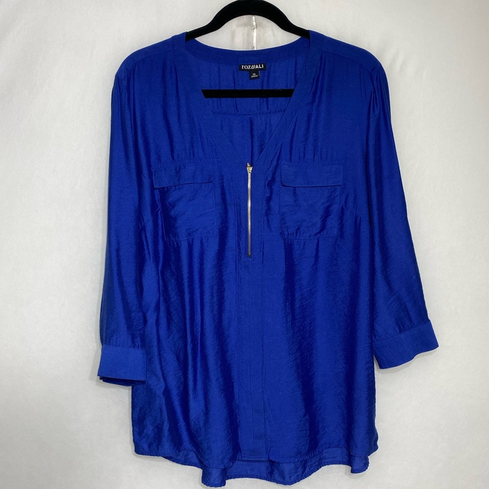 Roz &Ali Women's Blue Top size XL excellent condition and front zip roll sleeve